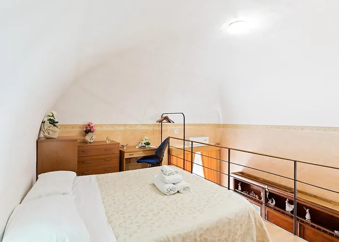 Guesthost - Castello Ursino Balcony X5 *